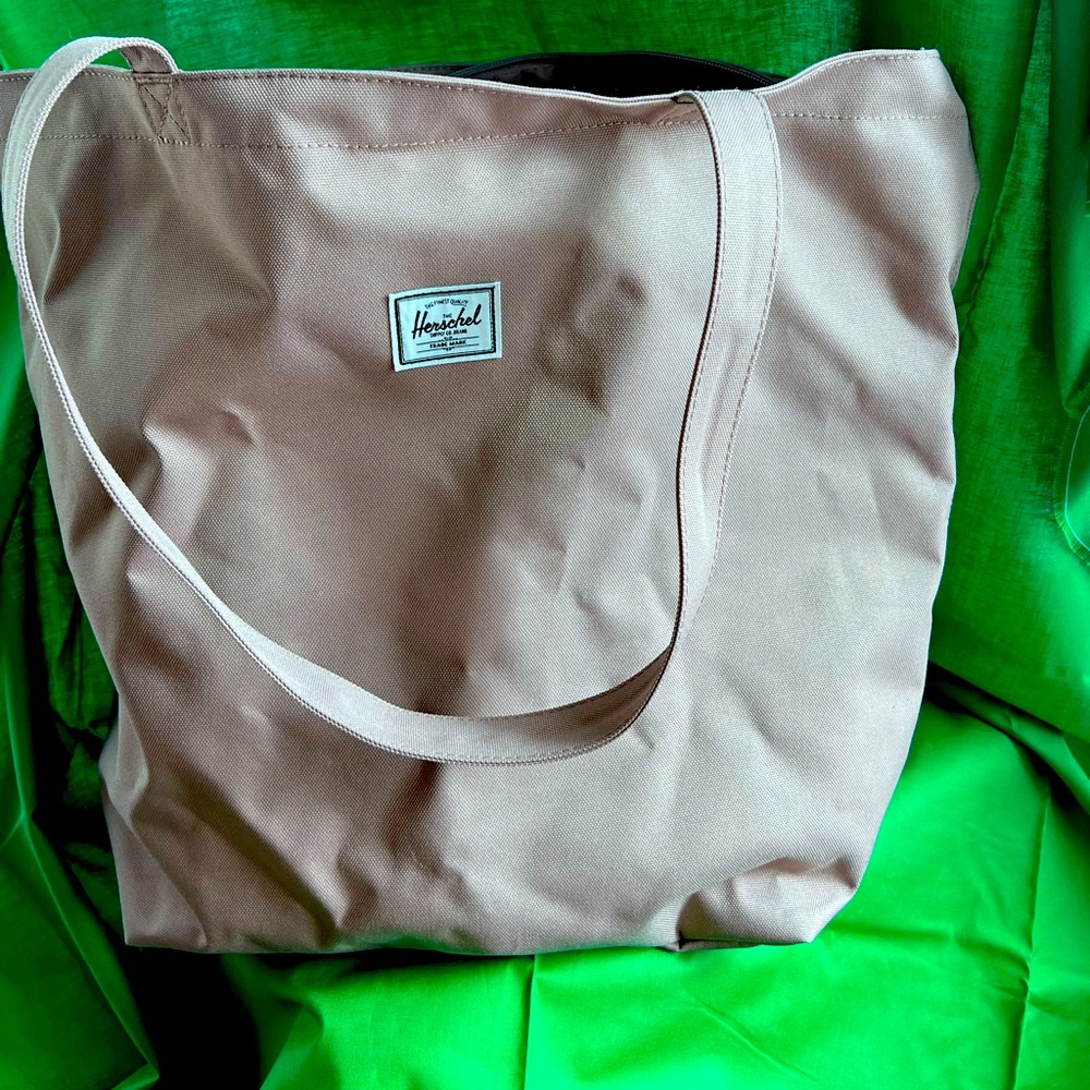 Hershel tote